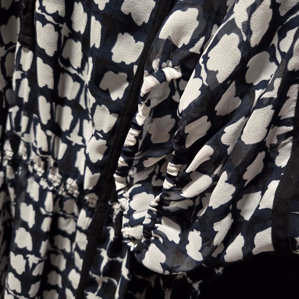 Calvin Klein Sheer Chiffon Blouse/Tunic
Elevate your wardrobe with this stylish - Picture 5 of 11